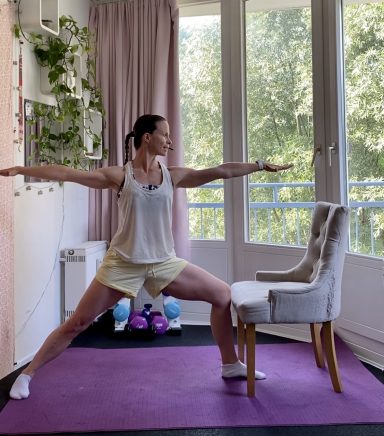 Selfcare Yoga online mit Stuhl