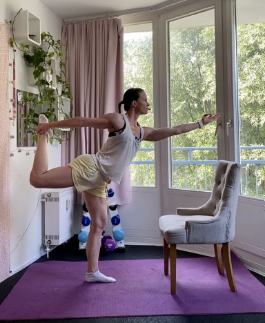 Selfcare Yoga online mit Stuhl