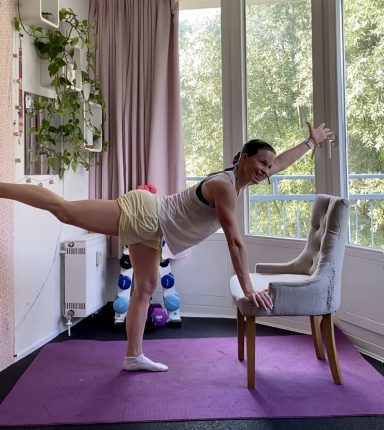 Selfcare Yoga online mit Stuhl